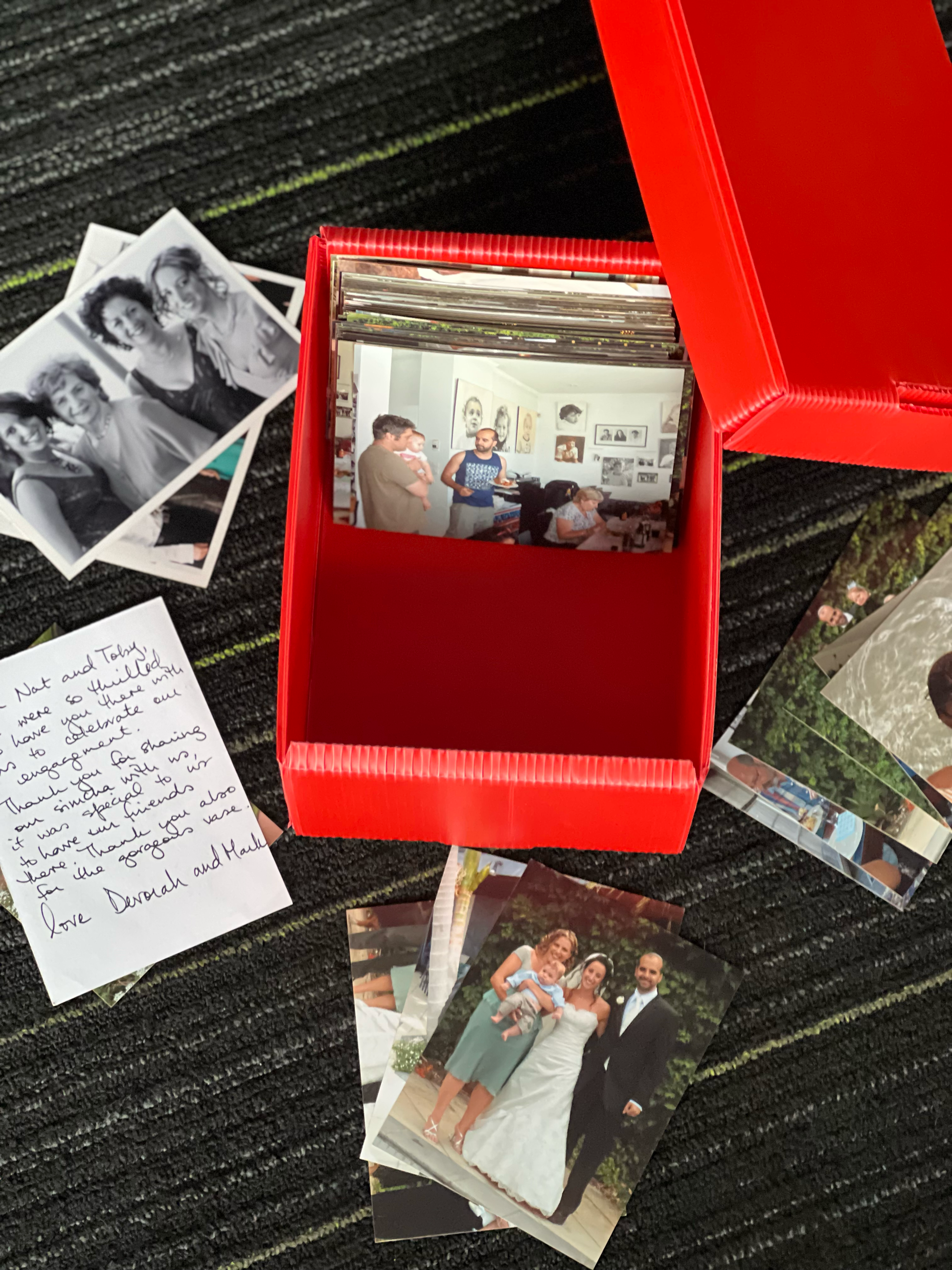 Compact photo box, ideal for storing and protecting photos.