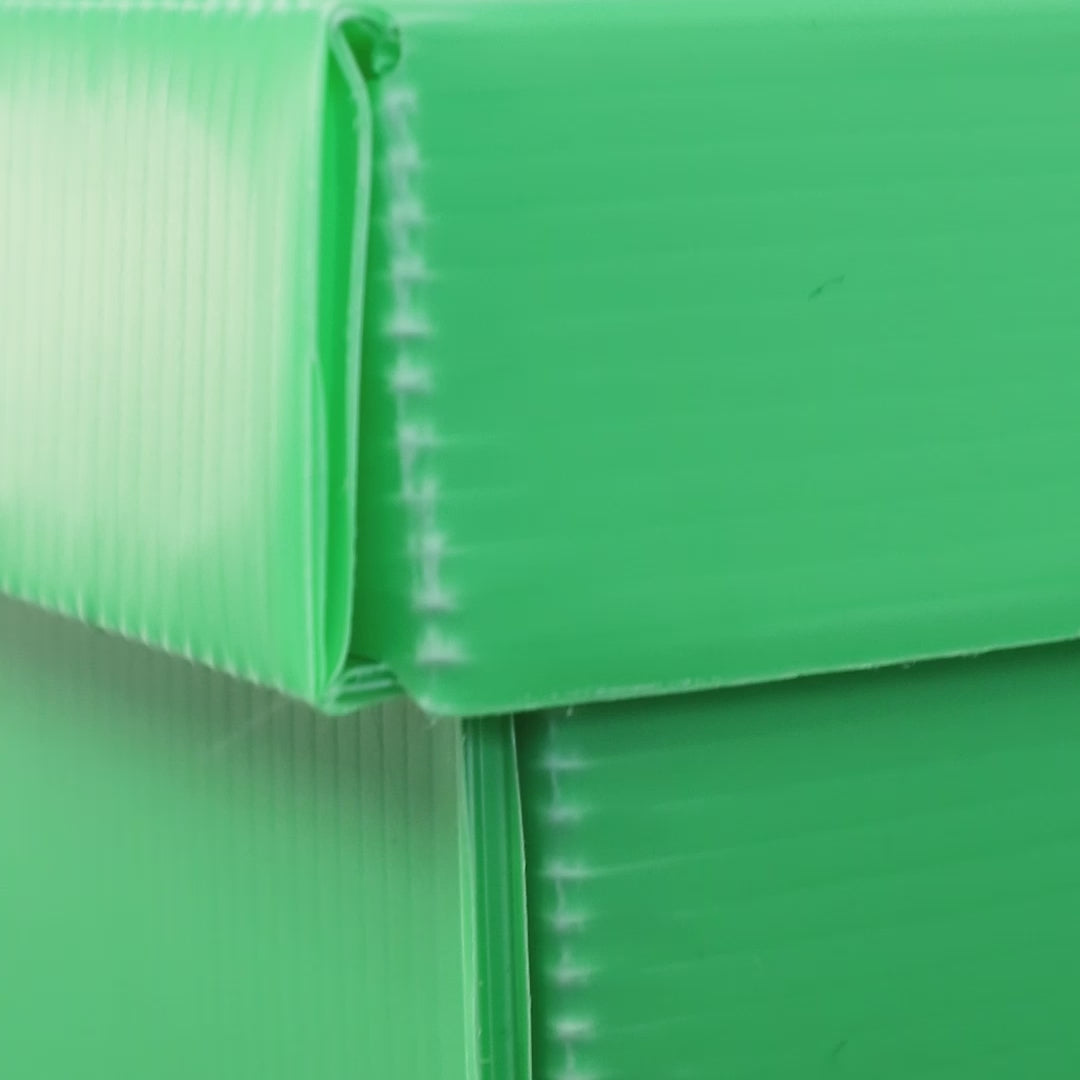 Load video: Compact photo box, ideal for storing and protecting photos.